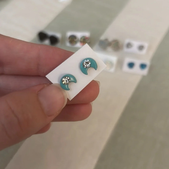 Set of assorted sparkly heart and flower earrings pierced studs - Picture 9 of 10